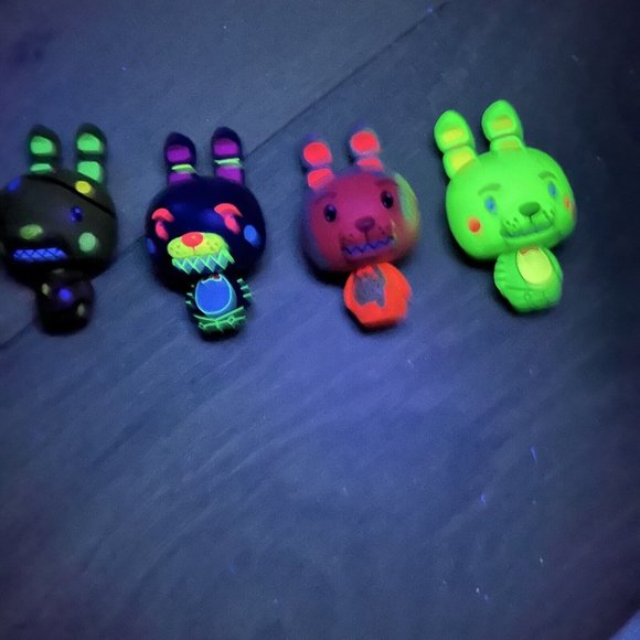 4 Five Nights At Freddys Pint Size Blacklight Bonnie Red Velvet Cake Xmas Tree - Picture 2 of 11